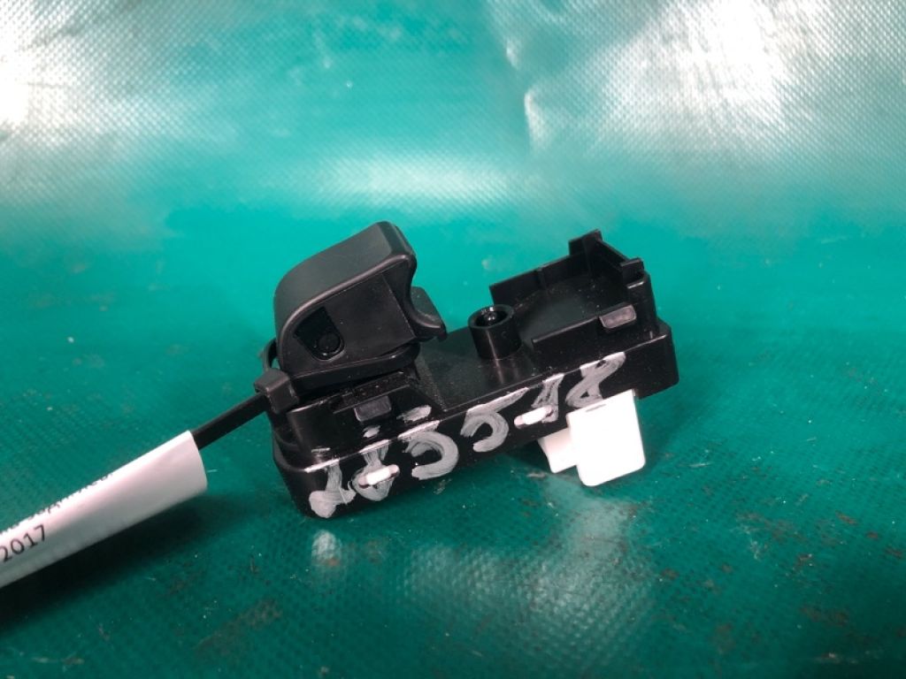 KD35-66-370 | Кнопка склопідіймача задн. лів. MAZDA 3 BM 13-19
