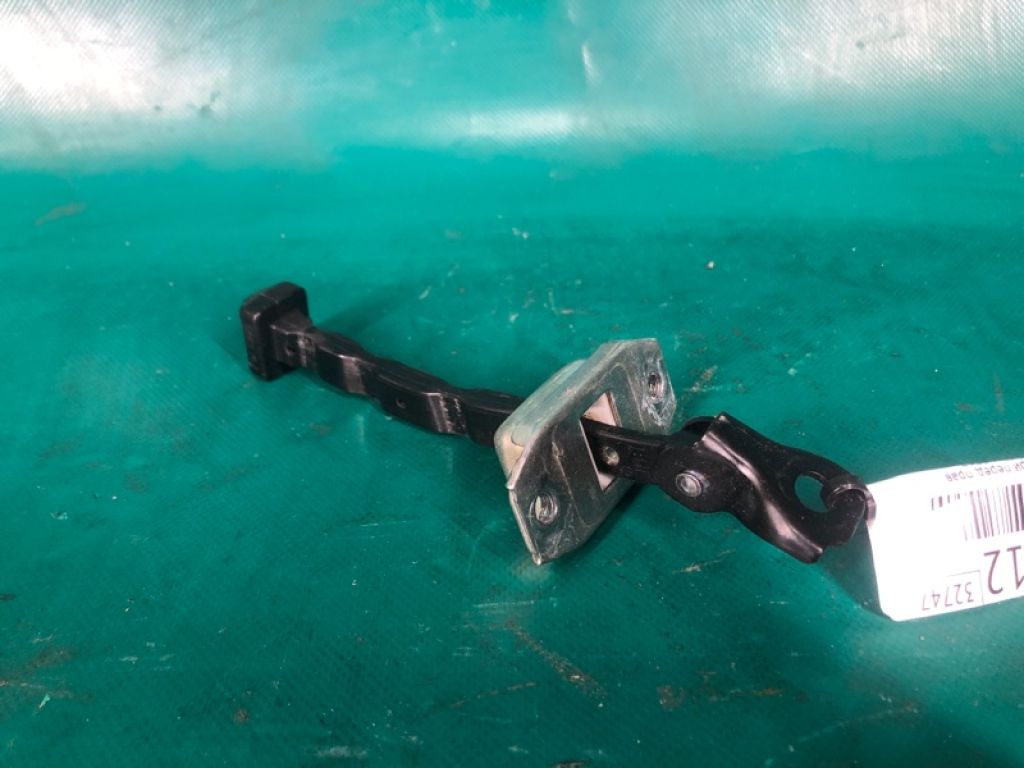 BHN9-58-270 | Ограничитель двери передн. прав. MAZDA 3 BM 13-19