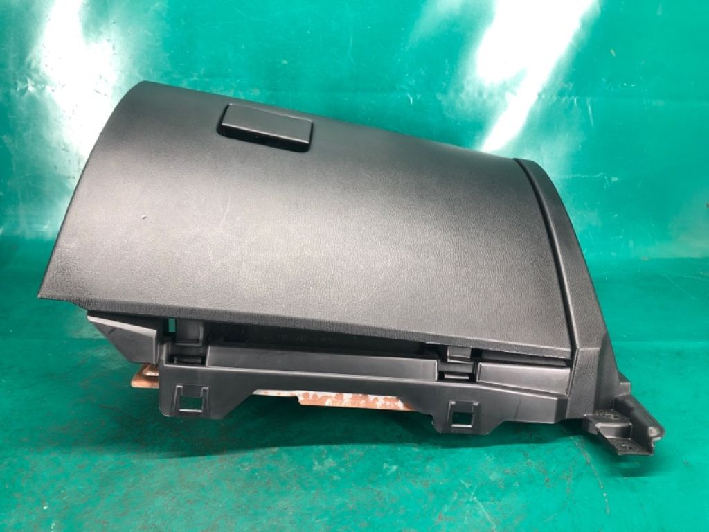 BHN1-64-030C02 | Бардачок MAZDA 3 BM 13-19 - Фото 3