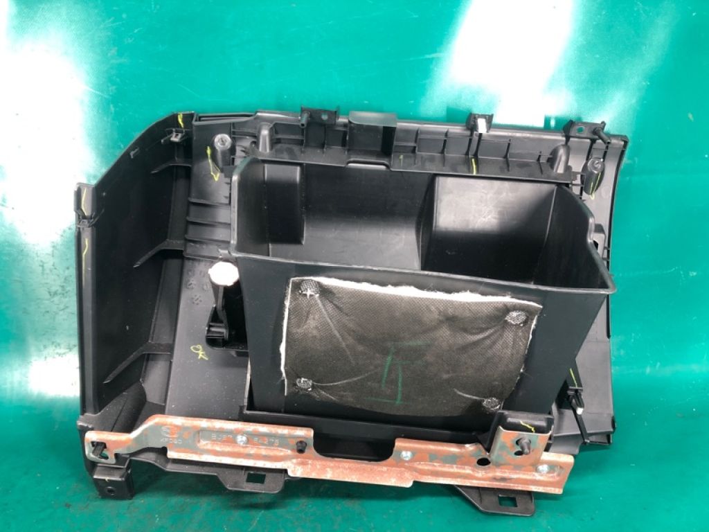 BHN1-64-030C02 | Бардачок MAZDA 3 BM 13-19 - Фото 4