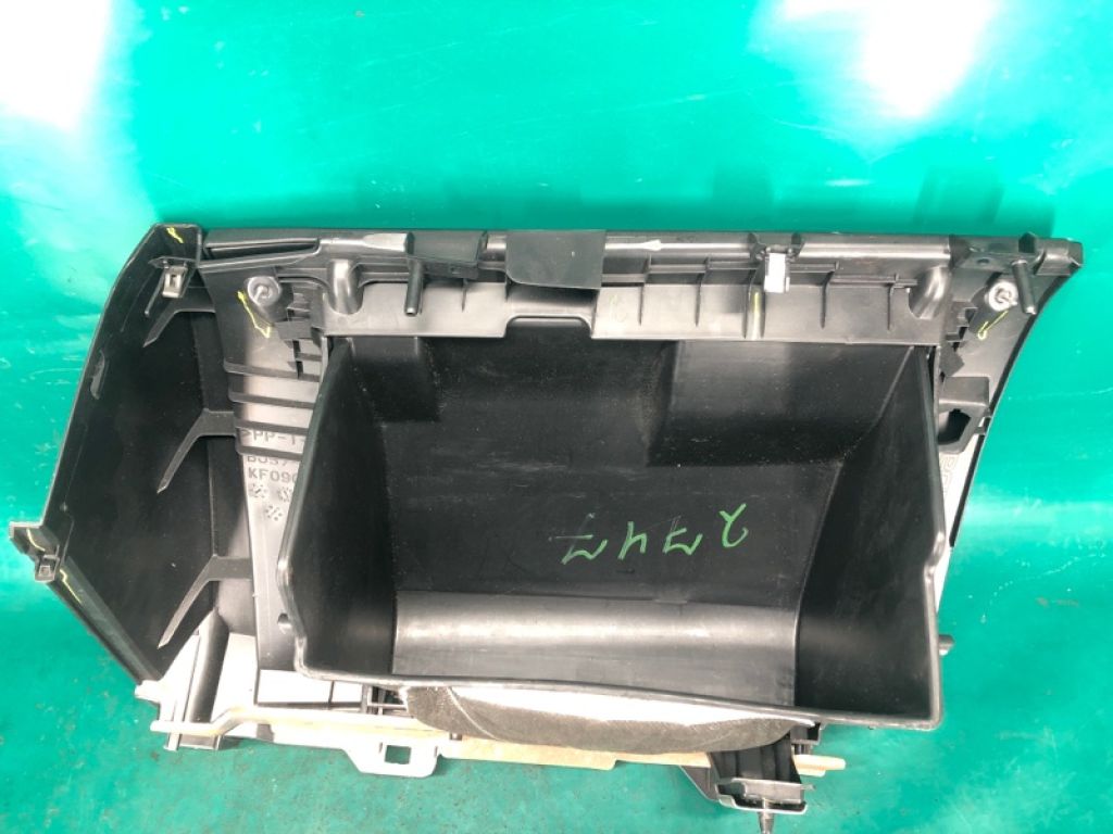 BHN1-64-030C02 | Бардачок MAZDA 3 BM 13-19 - Фото 6