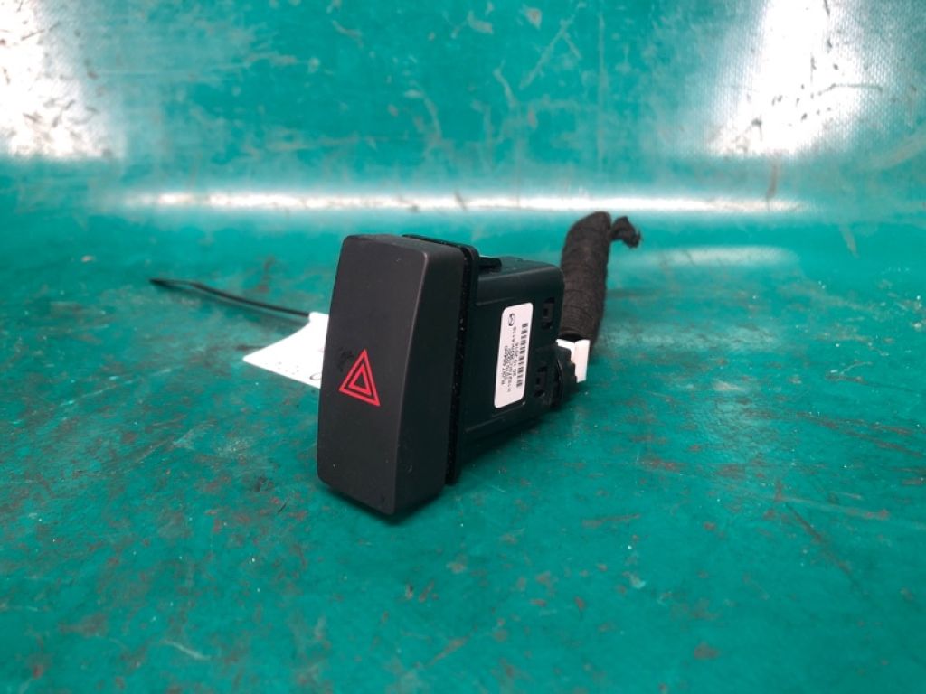 BJS7-66-4H0 | Кнопка аварийной сигнализации MAZDA 3 BM 13-19