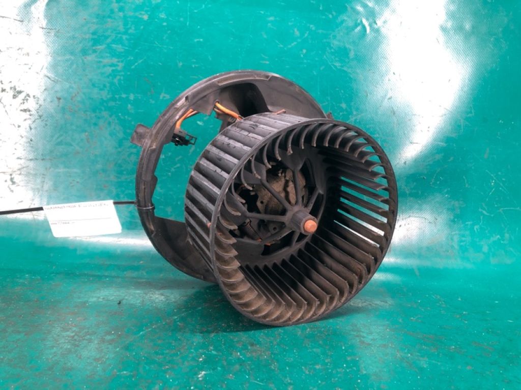 561 820 015 A | Моторчик печки VOLKSWAGEN PASSAT B7 11-15