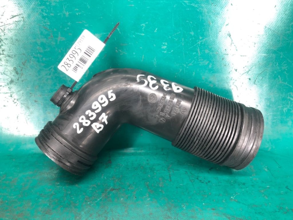 07K 129 684 B | Патрубок воздушного фильтра VOLKSWAGEN PASSAT B7 11-15