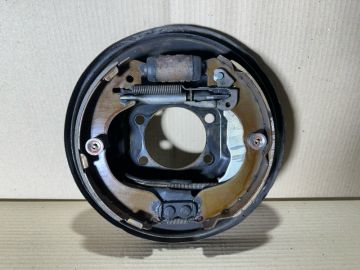 Тормозной механизм задн. лев. NISSAN JUKE 10-19
