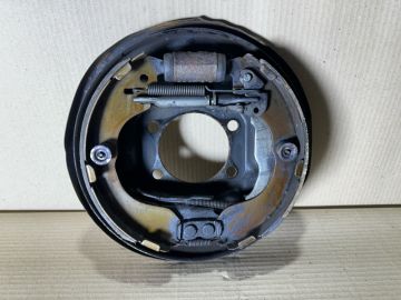 Тормозной механизм задн. лев. NISSAN JUKE 10-19