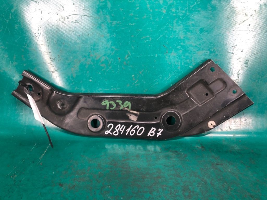 561 805 932 | Кронштейн кріплення передньої панелі прав. VOLKSWAGEN PASSAT B7 11-15
