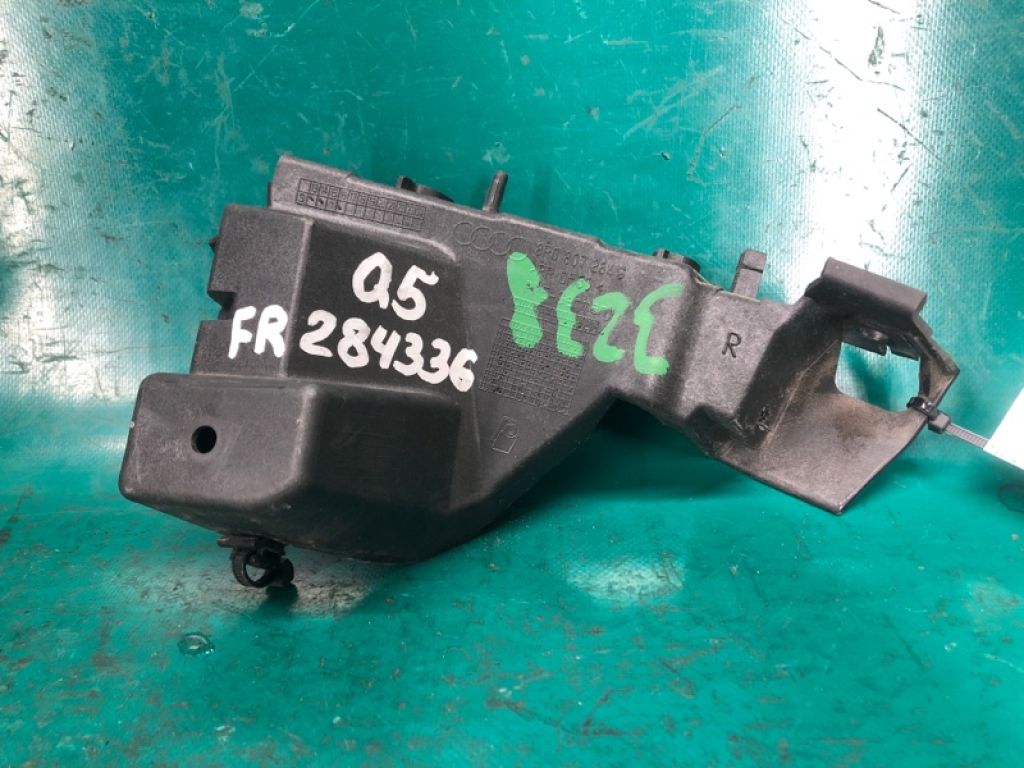 8R0 807 284 C | Кронштейн переднього бампера прав. AUDI Q5 08-16