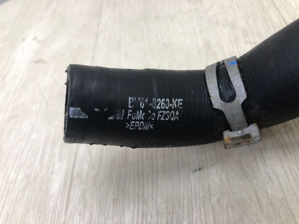 CV6Z-8260-K | Патрубок системи охолодження FORD FOCUS 10-18 - Фото 4