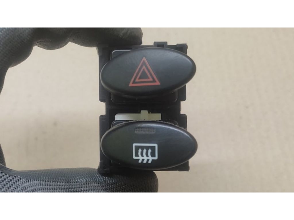 84332-AE010 | Кнопка аварійної сигналізації TOYOTA SIENNA 03-10