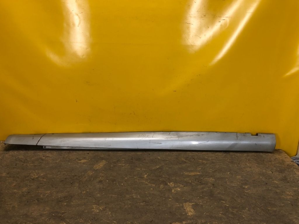 68000321AA | Накладка порога наружная лев. CHRYSLER 300 04-10