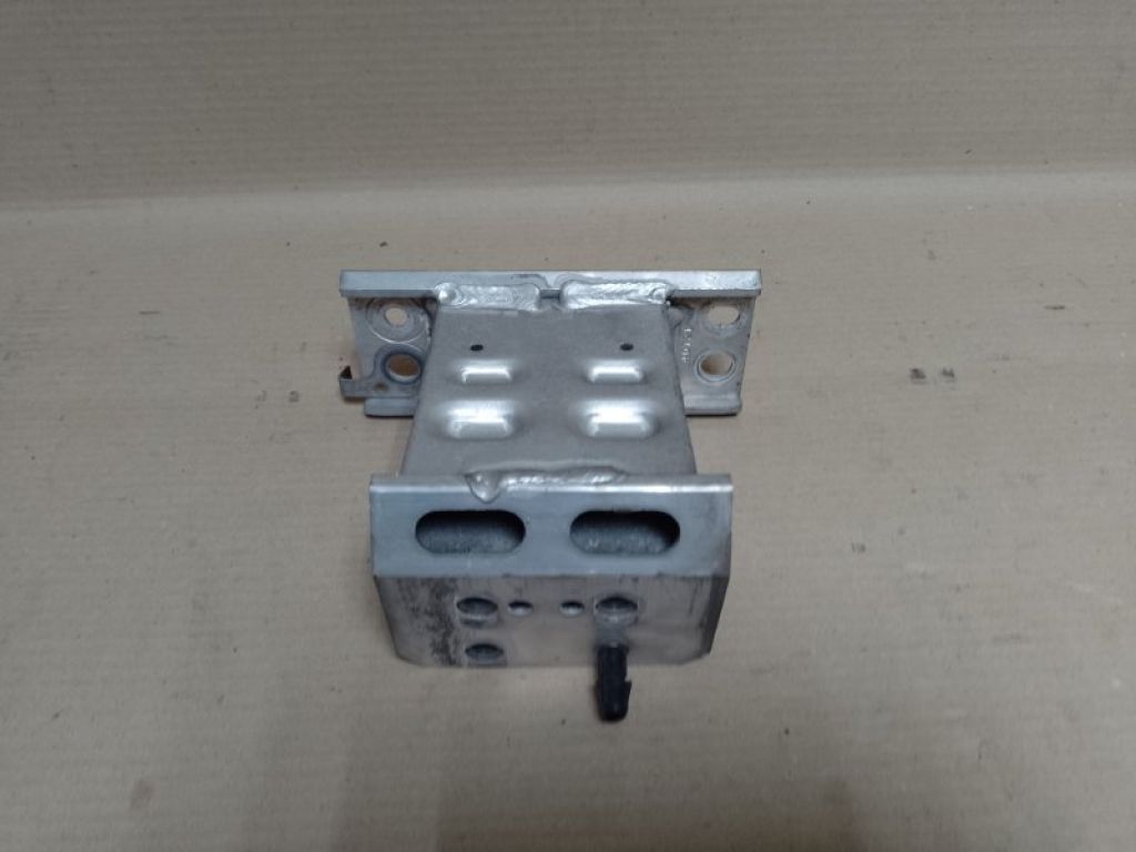 57013-47040 | Кронштейн підсилювача переднього бампера прав. TOYOTA PRIUS - 30 09-17 - Фото 3