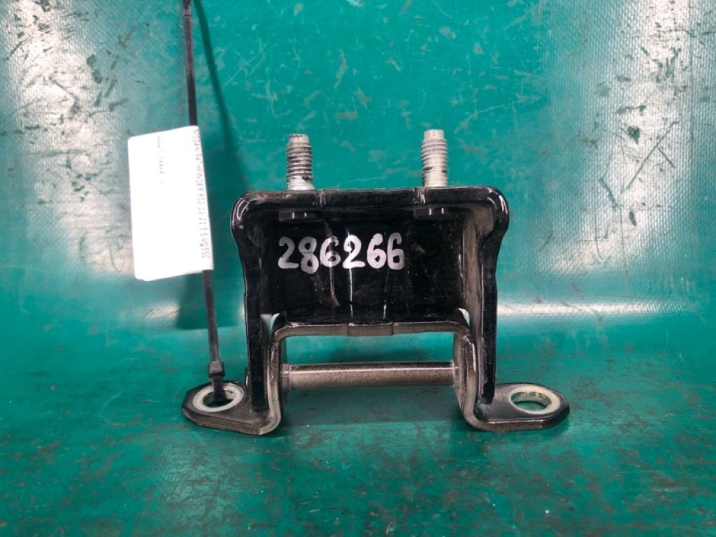 82400-9AM0A | Петля двері верхня задн. прав. NISSAN PATHFINDER R52 12-21