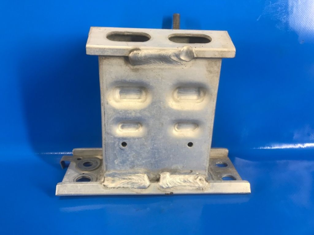 57013-47030 | Кронштейн усилителя переднего бампера прав. TOYOTA PRIUS PLUS 11-14