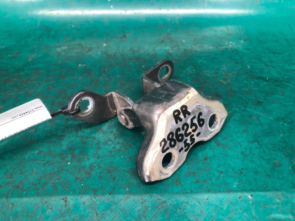 68750-06010 | Петля двери верхняя задн. прав. TOYOTA CAMRY 55 14-17