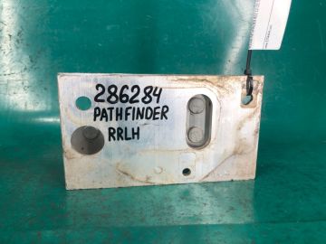 Кронштейн підсилювача заднього бампера лів. NISSAN PATHFINDER R52 12-21