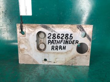 Кронштейн усилителя заднего бампера прав. NISSAN PATHFINDER R52 12-21