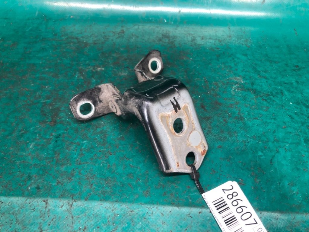 D461-72-240B | Петля двери нижняя задн. прав. MAZDA 3 BL 09-13
