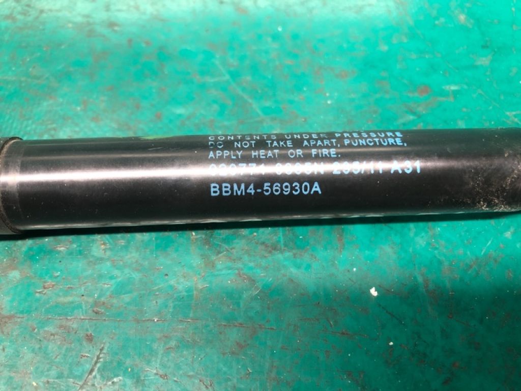 BBM4-56-930A | Амортизатор крышки багажника лев. MAZDA 3 BL 09-13 - Фото 3