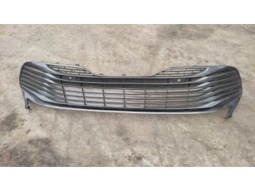 Решетка переднего бампера TOYOTA CAMRY 70 17-