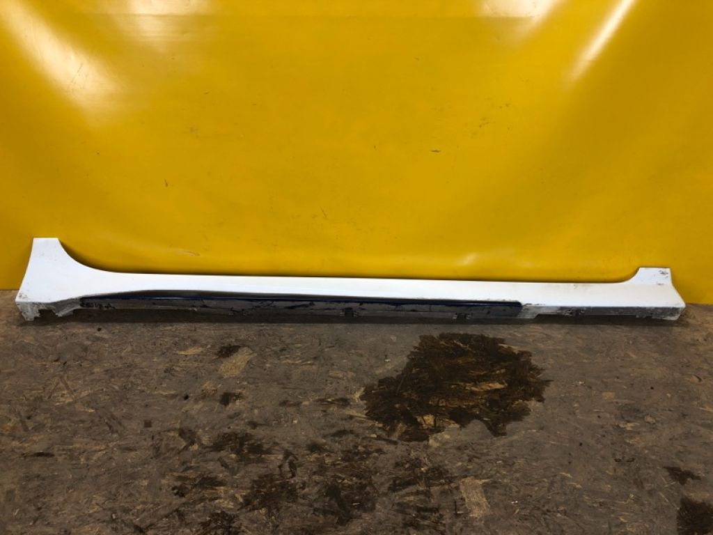 76852-5SA0A | Накладка порога наружная прав. NISSAN LEAF 18-