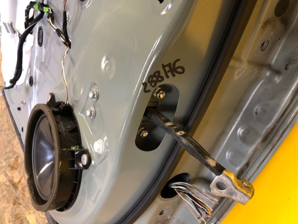 68610-42060 | Обмежувач дверей передн. лів. TOYOTA RAV4 18-