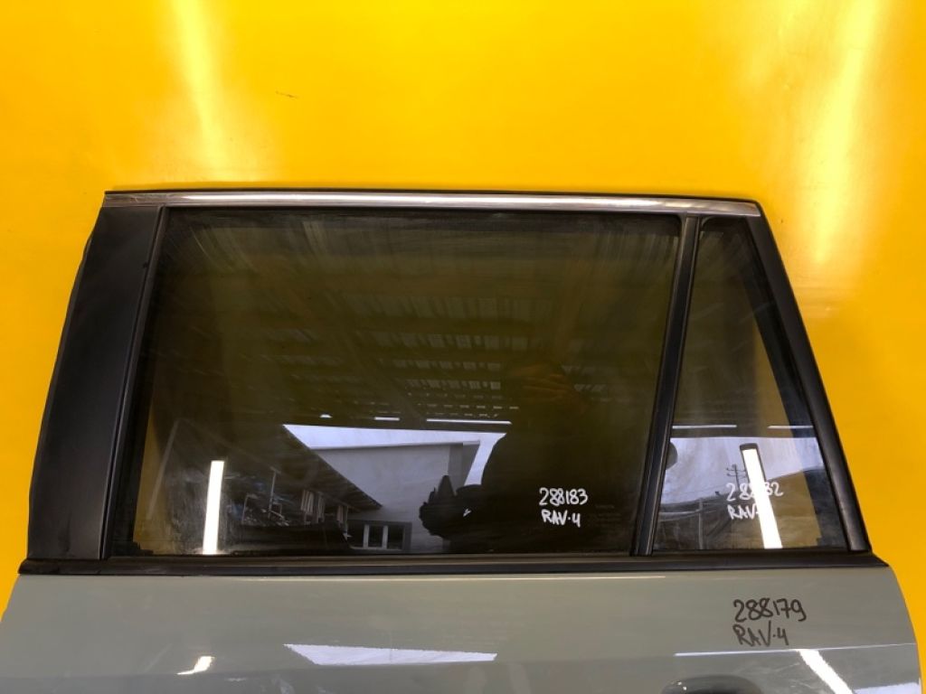 68104-42190 | Скло дверей задн. лів. TOYOTA RAV4 18-