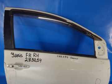 Стекло двери передн. прав. TOYOTA YARIS 05–11