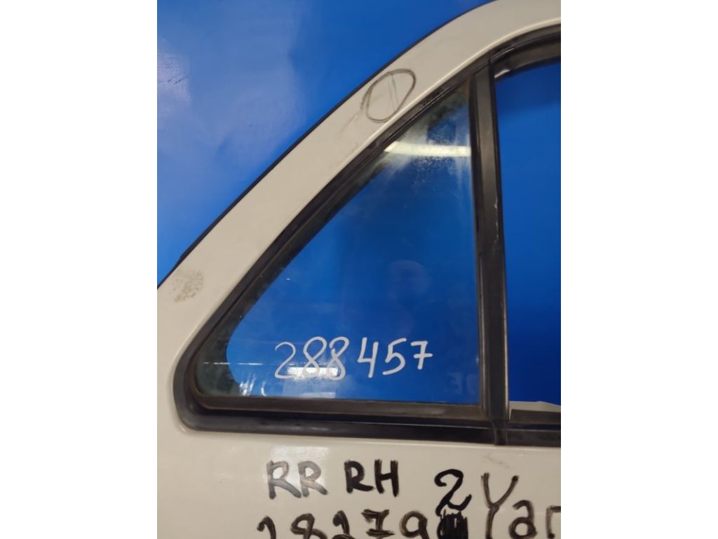 Скло дверей глухе задн. прав. TOYOTA YARIS 05–11