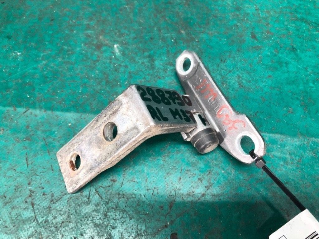 82421-1MA0A | Петля двери нижняя задн. лев. INFINITI M25/M37/M56/Q70/M35H 10-16