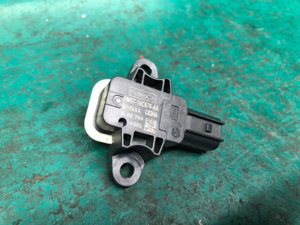 HM5Z-14B345-A | Датчик удара передн. прав. FORD FOCUS 10-18