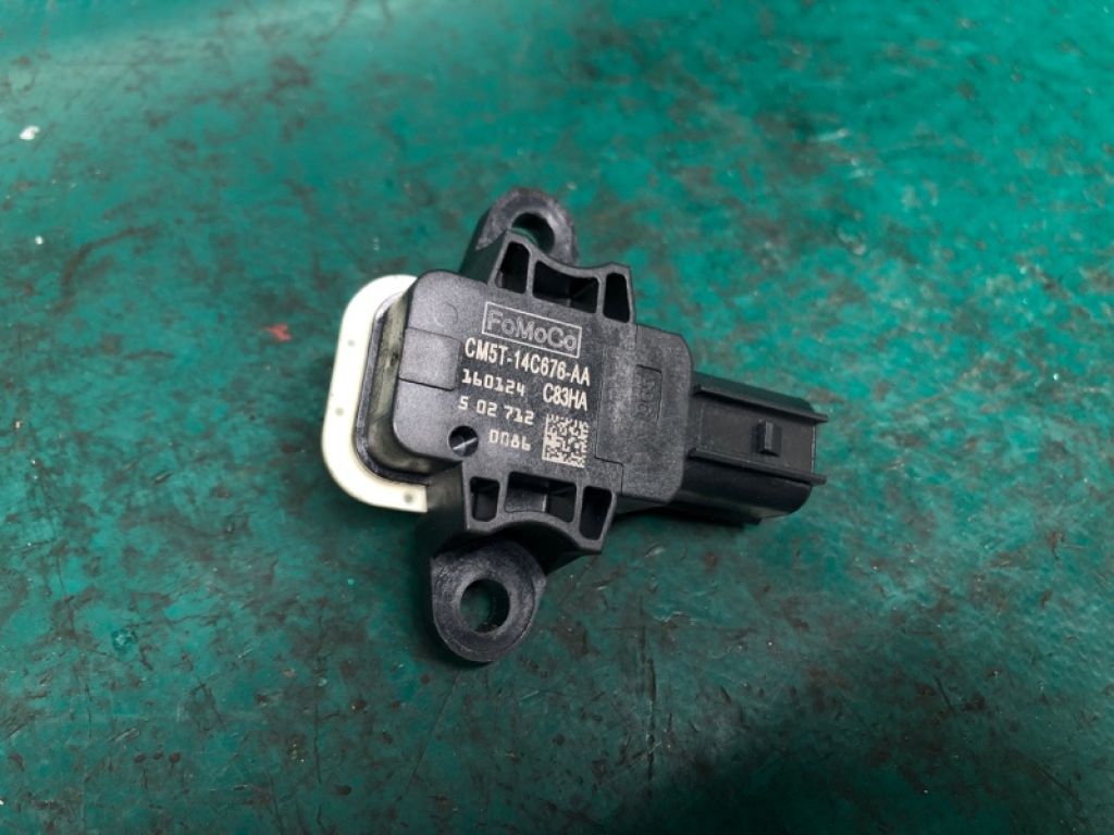 HM5Z-14B345-A | Датчик удара передн. прав. FORD FOCUS 10-18