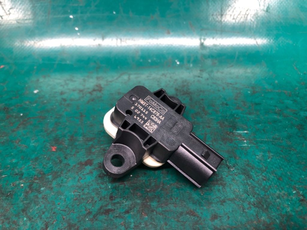 HM5Z-14B345-A | Датчик удара передн. лев. FORD FOCUS 10-18