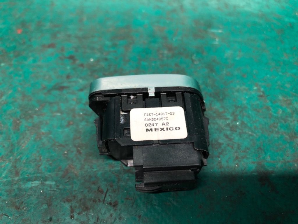 F1EZ-14028-B | Кнопка центрального замку передн. прав. FORD FOCUS 10-18 - Фото 3