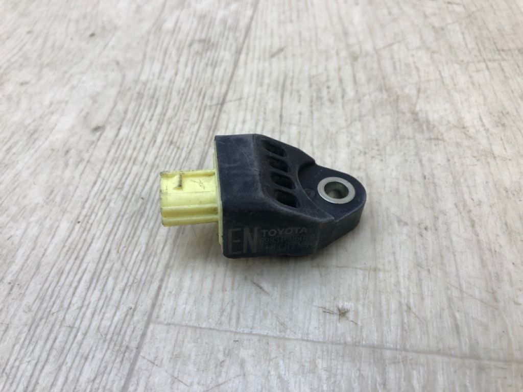 89831-06070 | Датчик удару прав. TOYOTA CAMRY 50 12-15