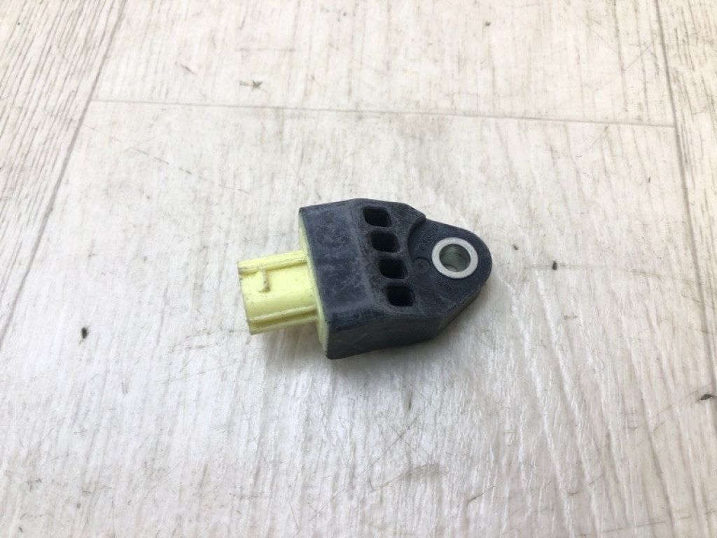 89831-33030 | Датчик удару задн. прав. TOYOTA CAMRY 40 06-11