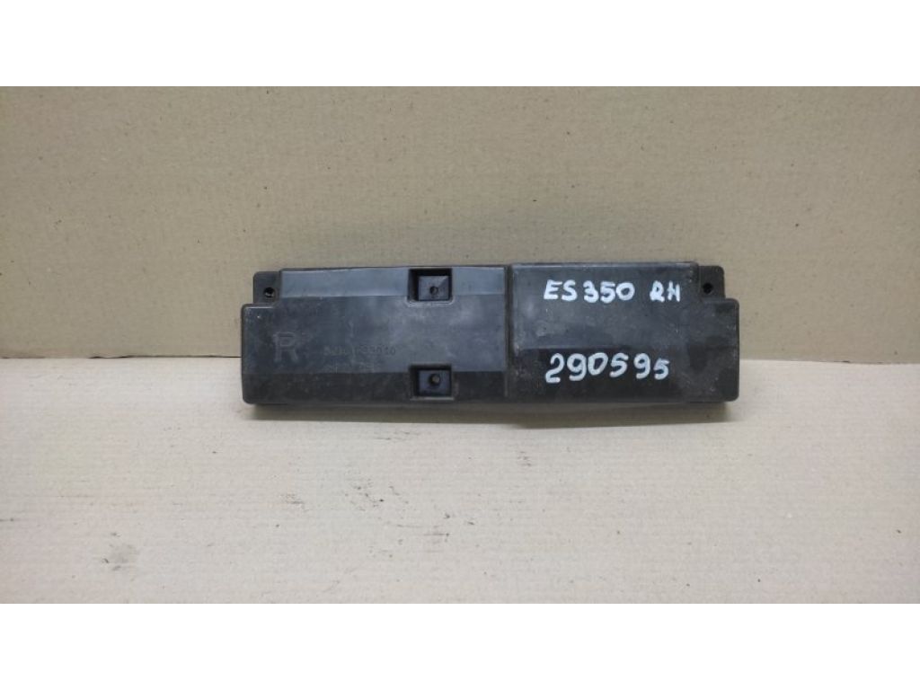 52181-33040 | Кронштейн усилителя заднего бампера прав. LEXUS ES350 06-12