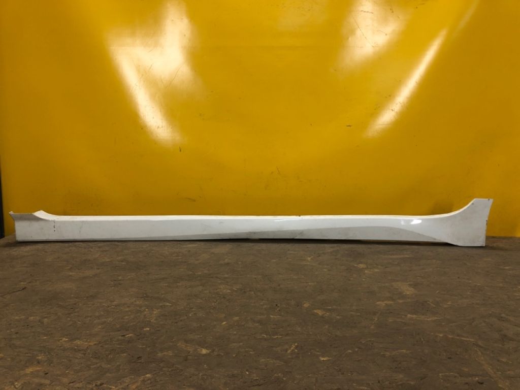 76853-5SA0A | Накладка порогу зовнішня лів. NISSAN LEAF 18-