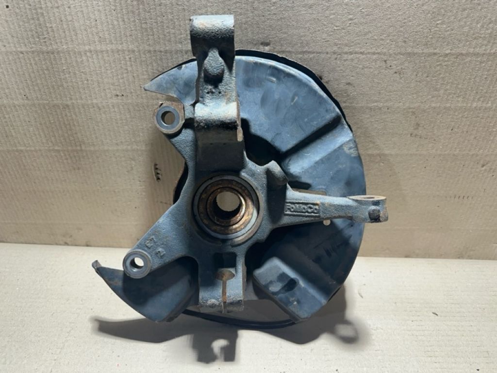 L206-33-020A | Кулак поворотний прав. MAZDA CX-7 06-12