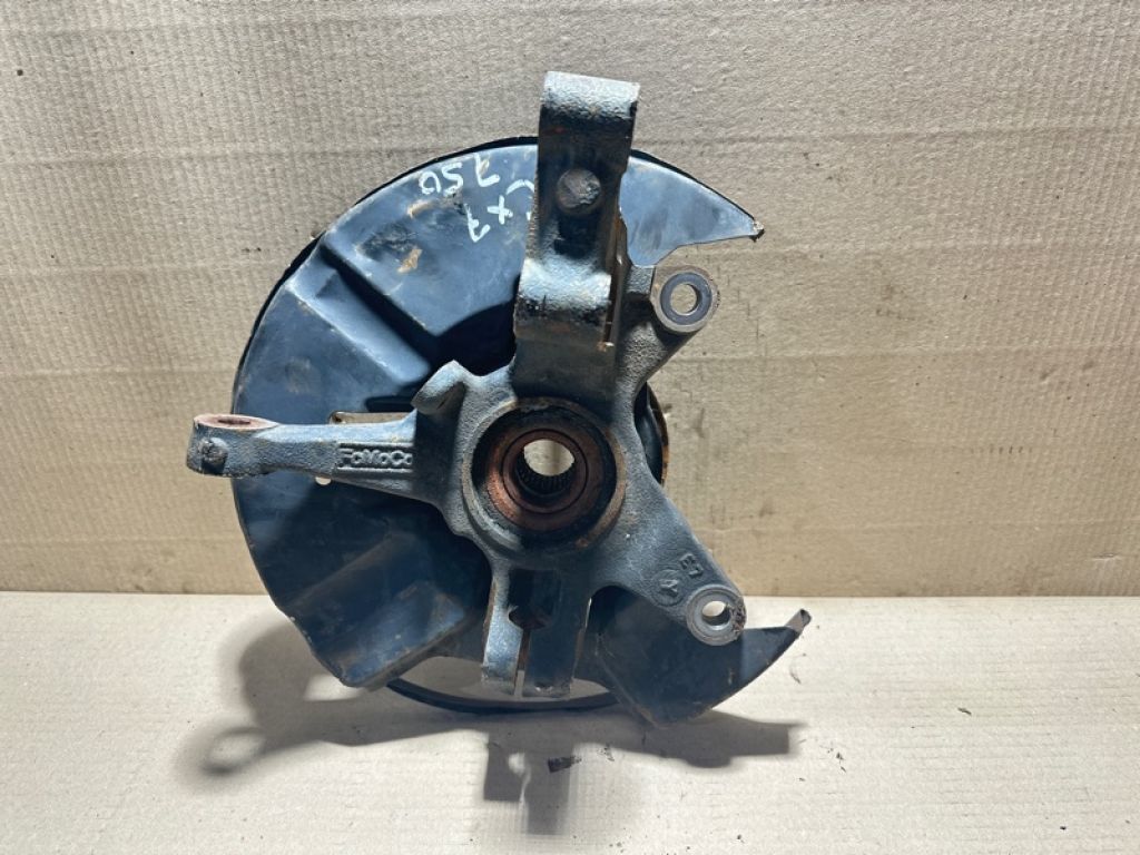 L206-33-030A | Кулак поворотний лів. MAZDA CX-7 06-12