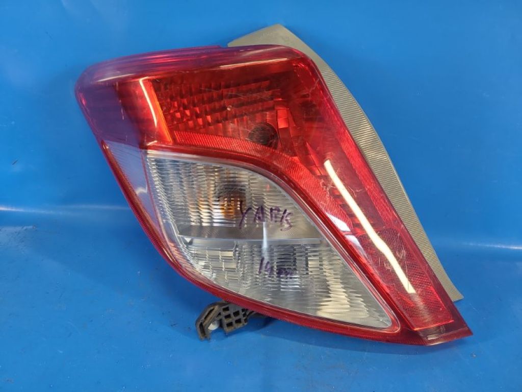 81561-0D370 | Фонарь наружный лев. TOYOTA YARIS 11-20