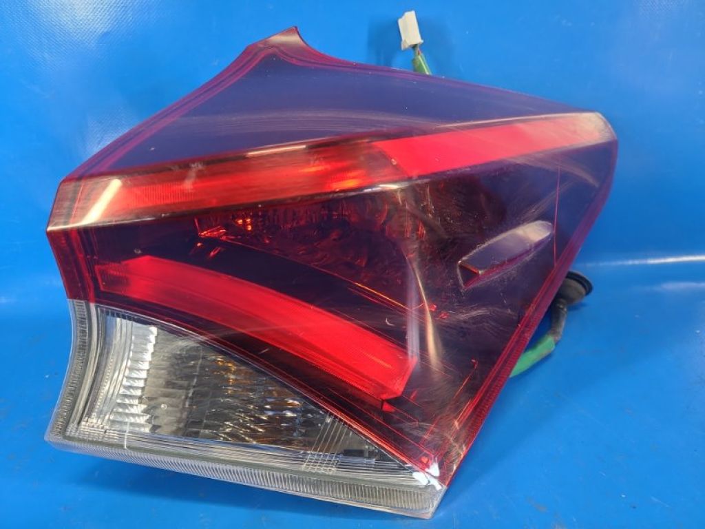 81551-02A50 | Фонарь наружный прав. TOYOTA AURIS 13-18