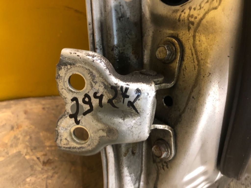 68730-0D010 | Петля двері нижня передн. прав. TOYOTA AVENSIS 03-08