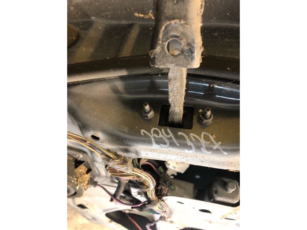 68610-05040 | Обмежувач дверей передн. прав. TOYOTA AVENSIS 03-08