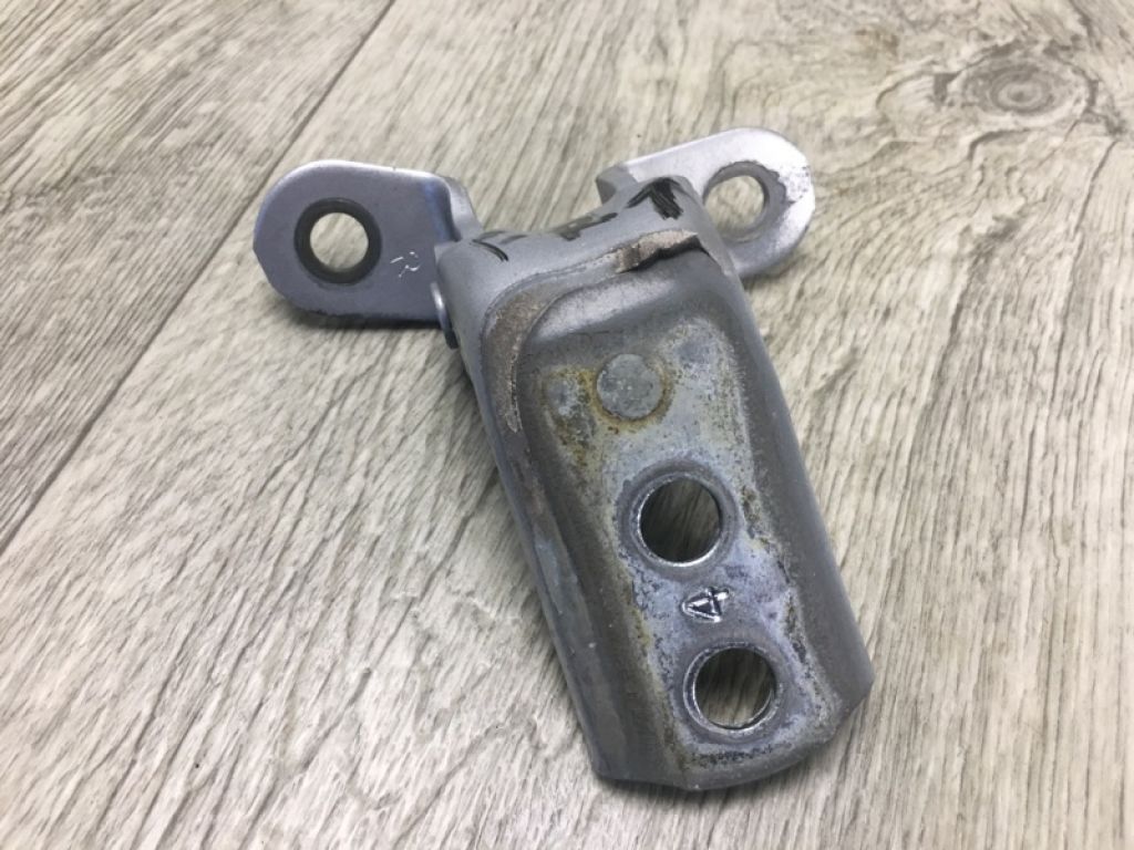 6871002020 | Петля двери верхняя передн. прав. TOYOTA TACOMA 05-15