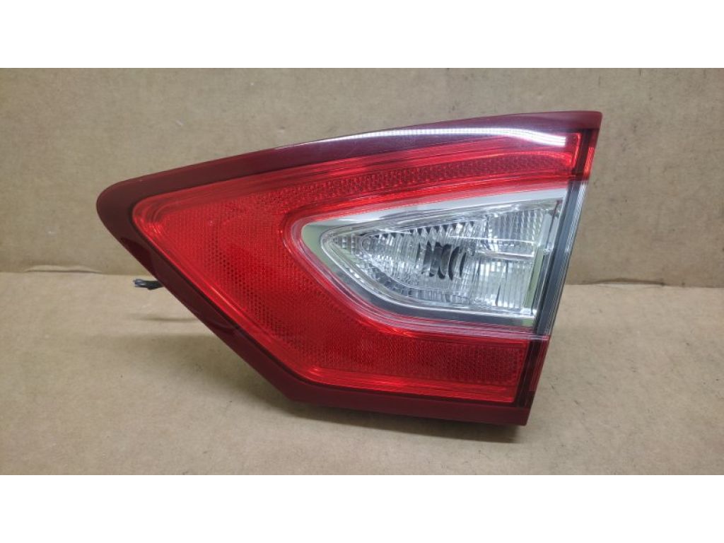 DS7Z-13404-A | Фонарь внутренний прав. FORD FUSION 14-