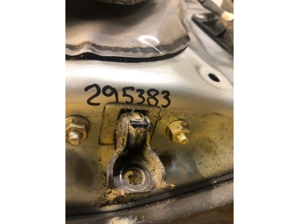 68610-12170 | Ограничитель двери передн. прав. TOYOTA COROLLA 120 00-07