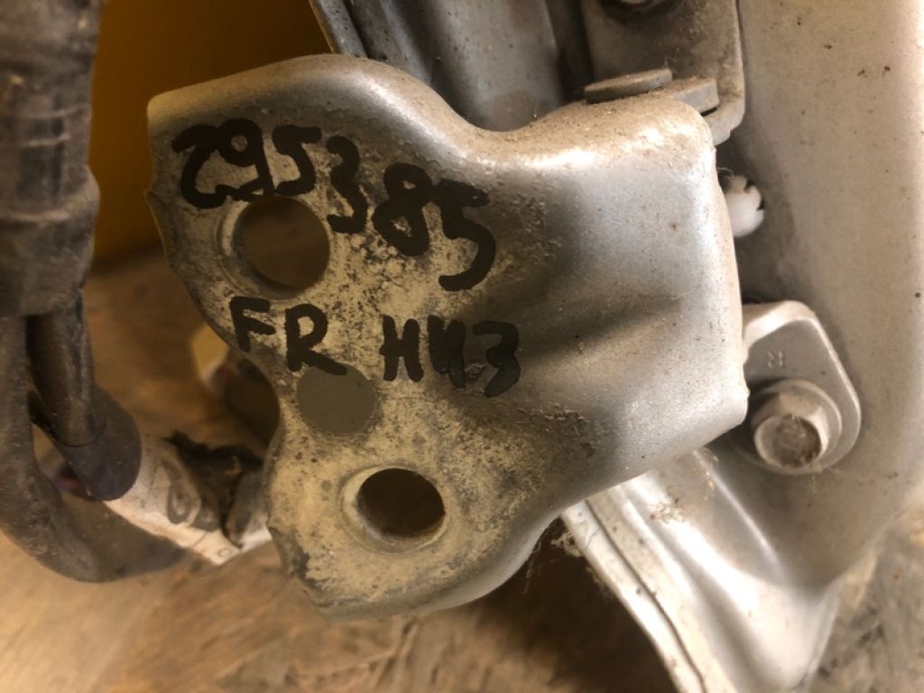 68730-02040 | Петля двери нижняя передн. прав. TOYOTA COROLLA 120 00-07