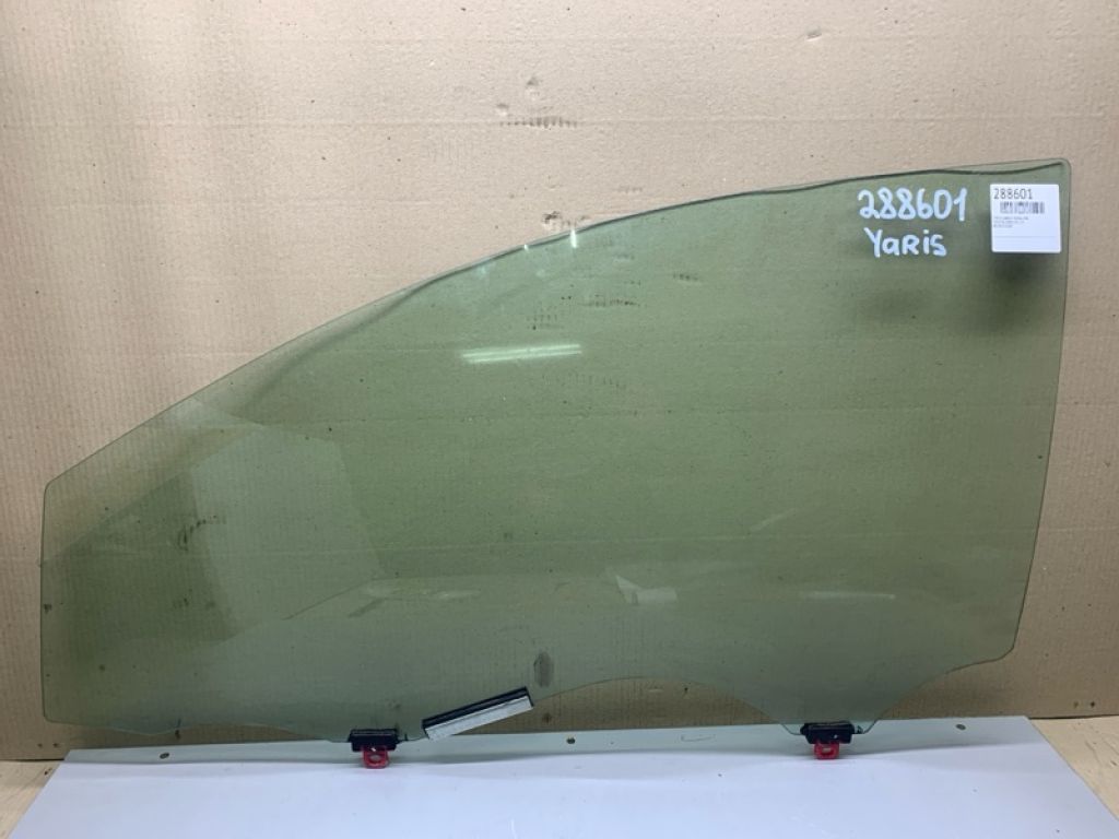 68120-52180 | Скло дверей передн. лів. TOYOTA YARIS 05–11