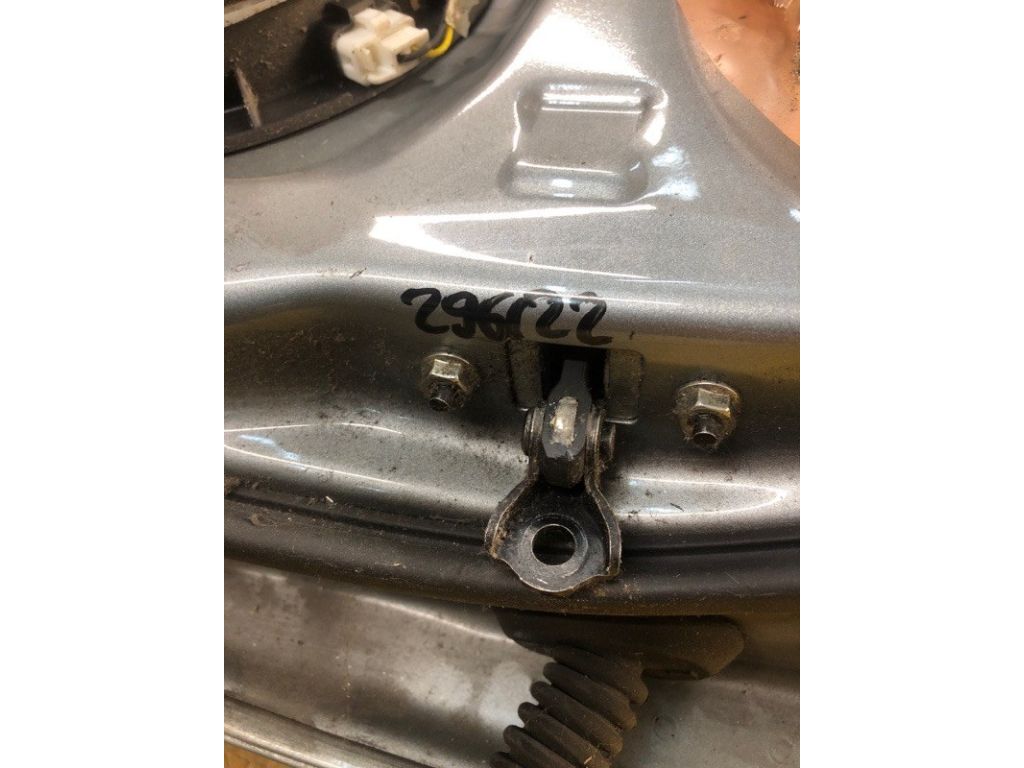 68630-05050 | Обмежувач дверей задн. лів. TOYOTA AVENSIS 08-18